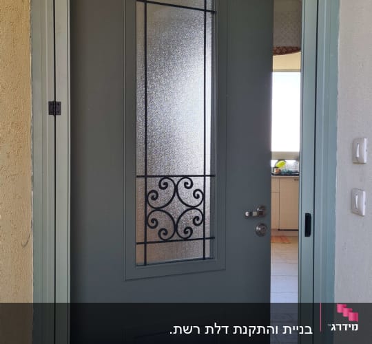 דלת אלומיניום עם זכוכית ודוגמת ברזל